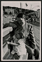 1933 Days of rest. Der Fuhrer and little Helga Goebbels. Cigarette card
