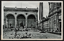 1938 Munich - The Feldhermhalle (Pigeon feeding)